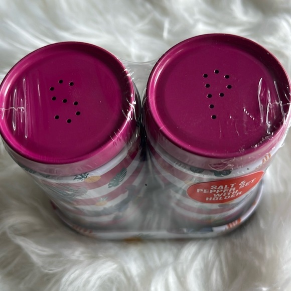 🆕 DISNEY’S STITCH SALT & PEPPER SET WITH HOLDER - Picture 4 of 6